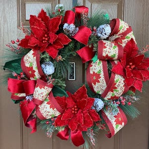Feestelijke kerstkrans met kerstster, dennenappels en accenten van rood lint - decoratie deurdecoratie, handgemaakte winterkrans, kerstdecor