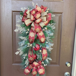 Elegante kerstdeurslinger met rode en gouden strikken, kerstversiering grenen, feestelijk kerstdecor, winterkrans voor voordeur, 34 x 17