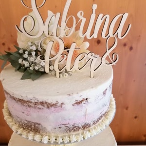 Natural elegance: wooden cake toppers for a dreamy wedding decoration