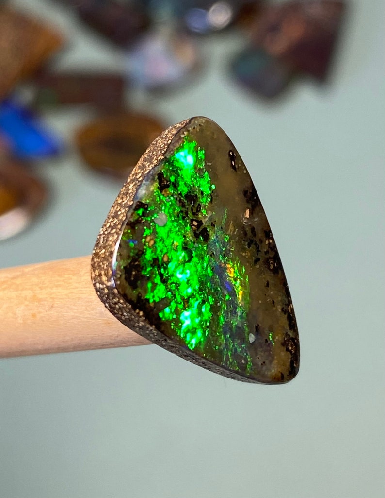 Qualités supérieures Opal 8,5 carats elektrisch grünes blaues Feuer image 5