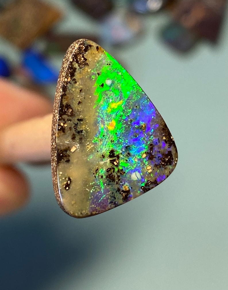 Qualités supérieures Opal 8,5 carats elektrisch grünes blaues Feuer image 2