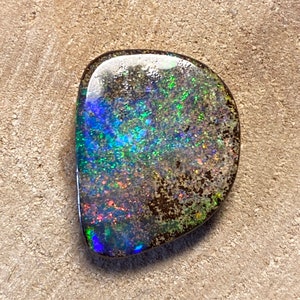 Hübscher Boulder Opal 13 carats brillants bunte Farben image 2