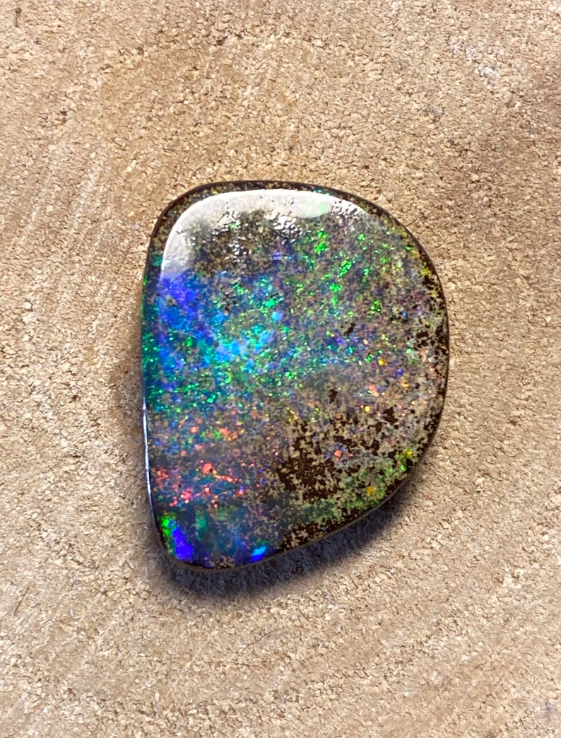 Hübscher Boulder Opal 13 carats brillants bunte Farben image 2