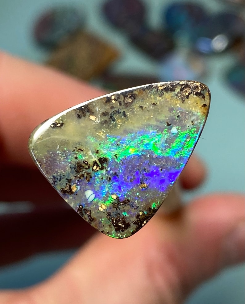 Qualités supérieures Opal 8,5 carats elektrisch grünes blaues Feuer image 4