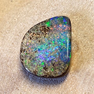 Hübscher Boulder Opal 13 carats brillants bunte Farben image 5