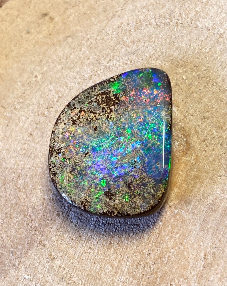 Hübscher Boulder Opal 13 carats brillants bunte Farben image 5