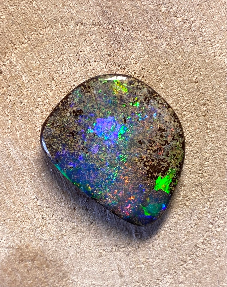 Hübscher Boulder Opal 13 carats brillants bunte Farben image 3