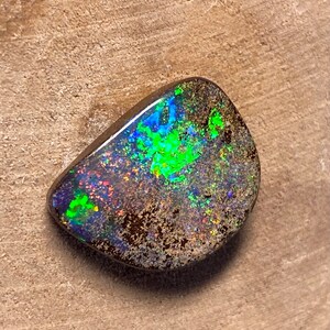 Hübscher Boulder Opal 13 carats brillants bunte Farben image 1