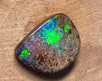 Hübscher Boulder Opal - 13 carats brillants bunte Farben !