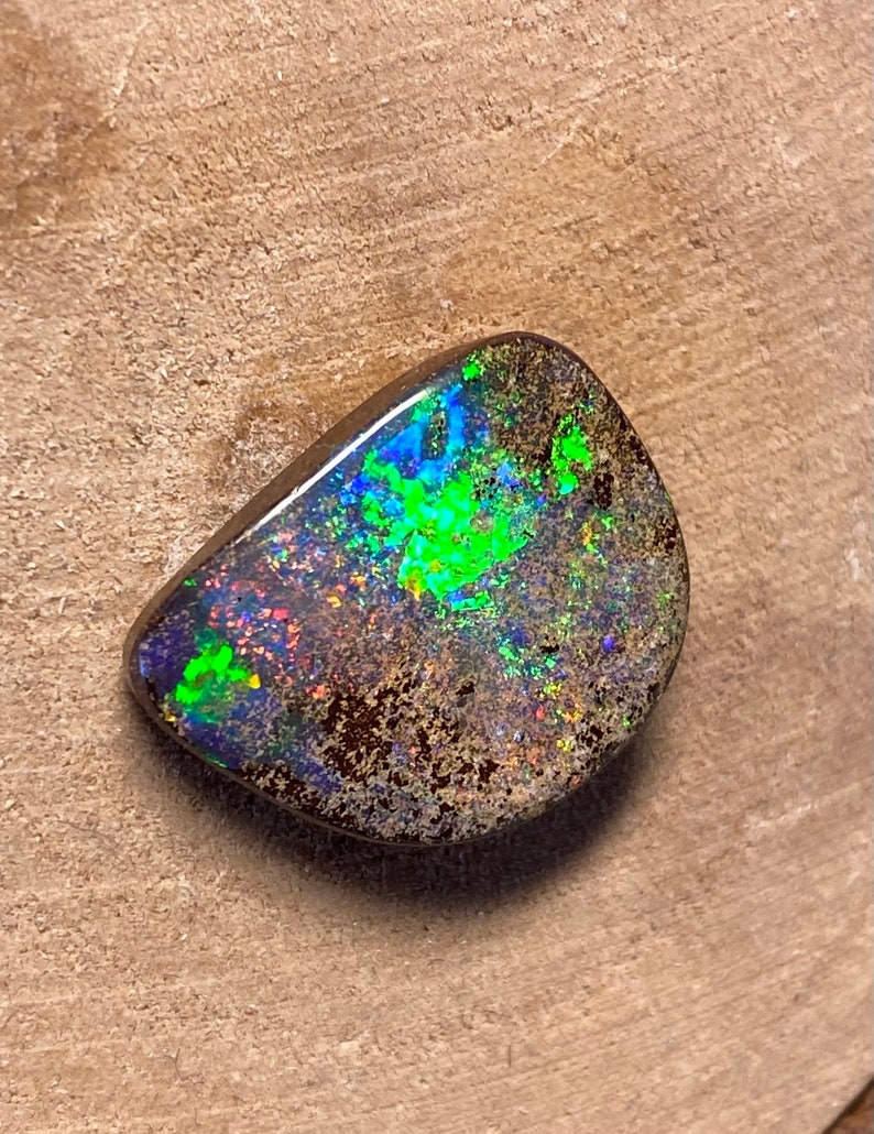 Hübscher Boulder Opal 13 carats brillants bunte Farben image 1