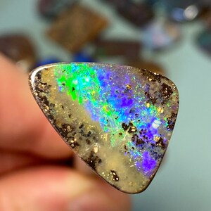 Qualités supérieures Opal 8,5 carats elektrisch grünes blaues Feuer image 3