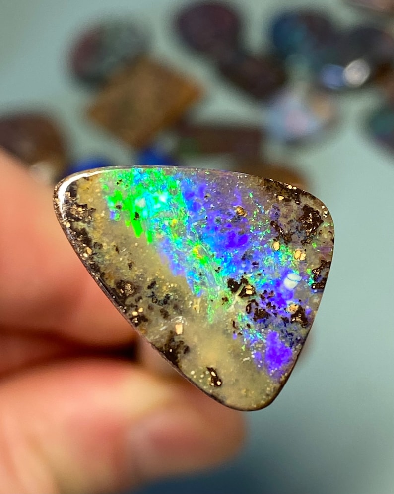 Qualités supérieures Opal 8,5 carats elektrisch grünes blaues Feuer image 3