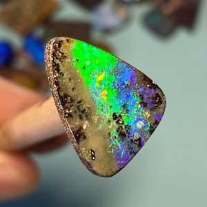 Qualités supérieures Opal 8,5 carats elektrisch grünes blaues Feuer image 1