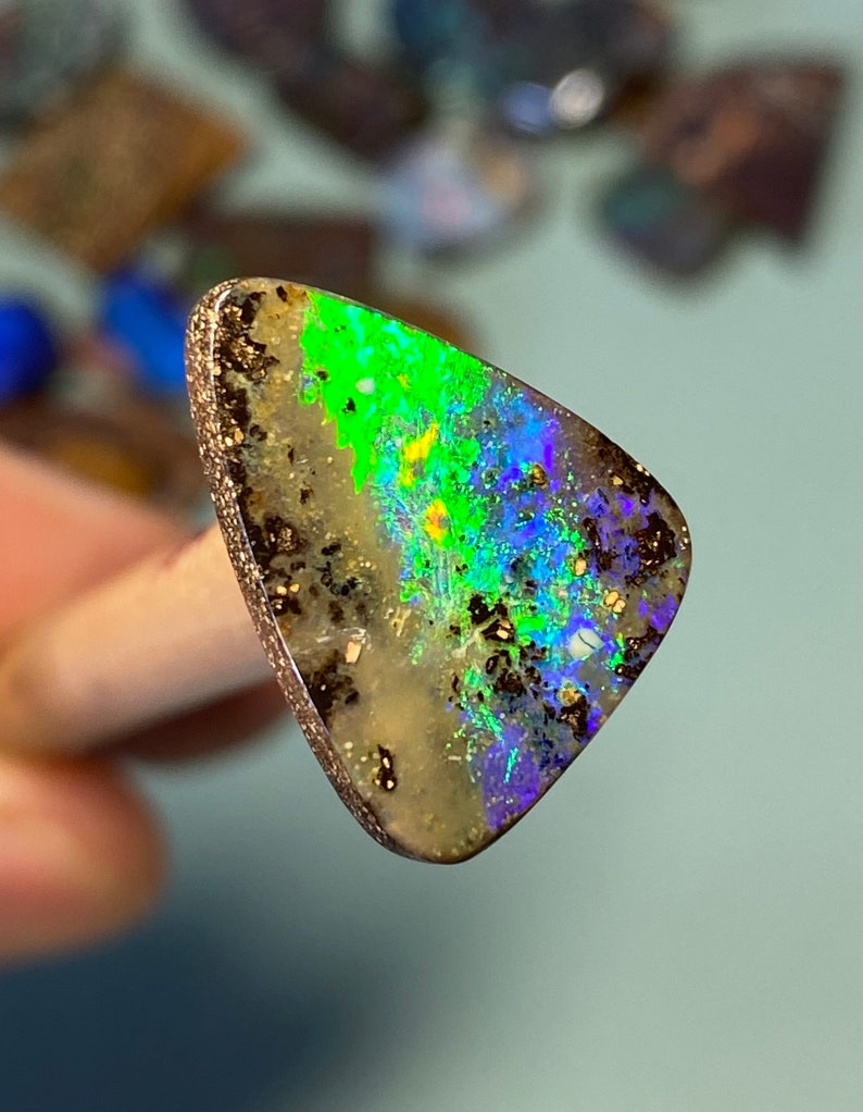 Qualités supérieures Opal 8,5 carats elektrisch grünes blaues Feuer image 1