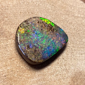 Hübscher Boulder Opal 13 carats brillants bunte Farben image 4