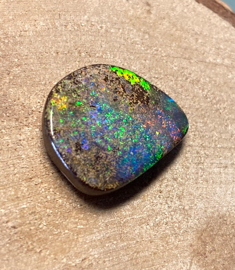 Hübscher Boulder Opal 13 carats brillants bunte Farben image 4