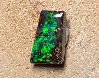Opale de qualité myOpal - 5ct gemme vert noir Boulder Opal