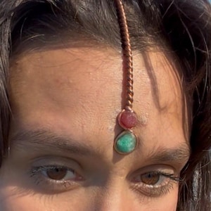 Couronne rubis et émeraude Partie centrale Accessoire pour cheveux Chakra du troisième oeil Tikka Cuivre Coiffe elfique Diadème de fée Bijoux Bague tenseur Elfe