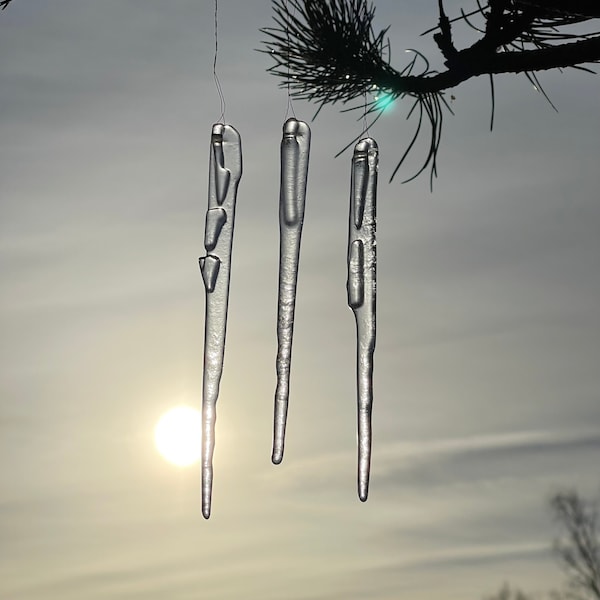 Handgefertigter Eiszapfen-Weihnachtsschmuck aus klarem Kristallglas für Weihnachtsbäume. Haus Dekoration. Weißer oder silberner Kristall