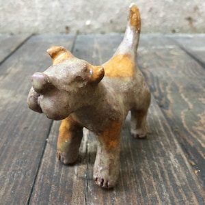 Hond keramisch beeldje klei woonkamer decoratie dier kunst rood klei beeldje met de hand aangebracht glanzend glazuur huis handgemaakte decoratie unieke kunst