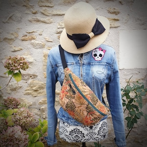 Riñonera de corcho estampada de moda