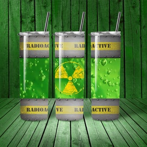 Könnte beinhalten: Drei Edelstahlbecher mit einem grünen und gelben radioaktiven Symbol-Design. Die Becher haben ein schwarzes und gelbes Warnschild mit der Aufschrift "RADIOACTIVE".