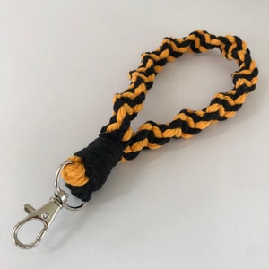 Macrame sleutelhanger polsbandje, polsband sleutelhanger, zwart en goud gekleurde riem