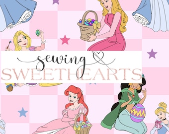 Op de afbeelding: Een roze en witte geruite achtergrond met verschillende Disney-prinsessen die manden met kleurrijke paaseieren vasthouden. De tekst "sewing sweethearts" staat in het midden van de afbeelding.