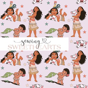 Op de afbeelding: Een herhalend patroon met personages uit een populaire animatiefilm. Het ontwerp bevat een vrouw met lang zwart haar, een jong kind en een varken. De achtergrond is lichtpaars met sterren en de tekst "sewing & sweethearts".