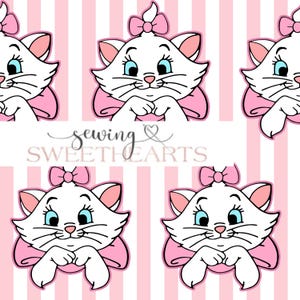 Könnte beinhalten: Ein sich wiederholendes Muster mit der Cartoon-Katze Marie aus Disney's Aristocats. Die weiße Katze hat eine rosa Schleife, Ohren und eine rosa Schleife auf dem Kopf. Der Hintergrund hat rosa und weiße vertikale Streifen. Der Text "sewing & SWEETHEARTS" ist in der Mitte.
