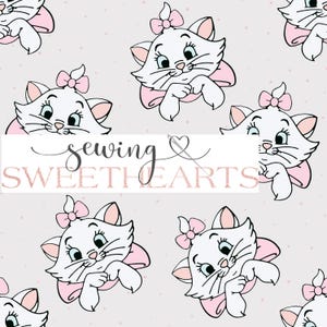 Può includere: Un motivo ripetuto con gatti bianchi dei cartoni animati con fiocchi e accenti rosa su uno sfondo grigio chiaro. Il testo "sewing & SWEETHEARTS" è visualizzato al centro dell'immagine.
