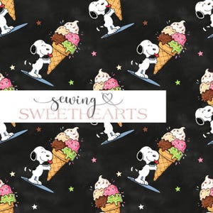 Op de afbeelding: Zwarte stof met een herhalend patroon van Snoopy-personages die surfen en ijshoorntjes vasthouden. Het ijs heeft chocolade, roze en groene bollen. De tekst "sewing & SWEETHEARTS" staat onderaan.