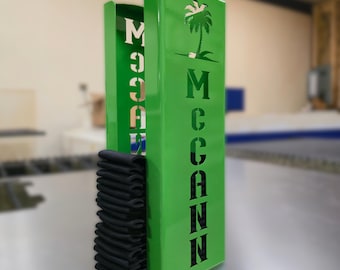 Soporte personalizado para enfriador de latas con abridor de botellas – Dispensador personalizado para la cueva del hombre