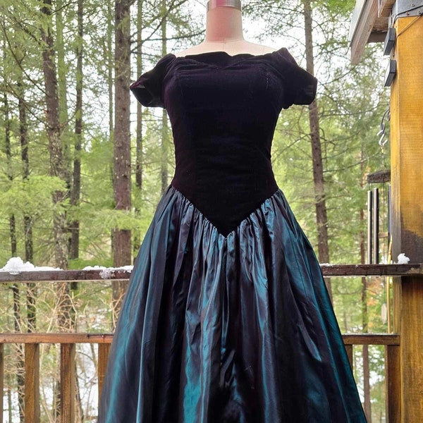 Robe Loralie en taffetas de jade et velours noir des années 80 pour le bal des finissants gothiques