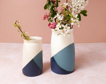 Vase artisanal bleu en céramique, grès, pour fleurs fraiches ou séchées, un vase décoratif au design épuré, fabriqué à la main en Bretagne.