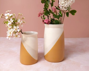 Vase artisanal ocre en céramique, grès, pour fleurs fraiches ou séchées, un vase décoratif au design épuré, fabriqué à la main en Bretagne.