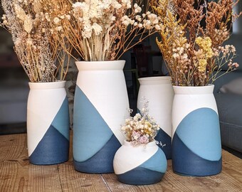 Vase artisanal bleu en céramique, grès, pour fleurs fraiches ou séchées, un vase décoratif au design épuré, fabriqué à la main en Bretagne.