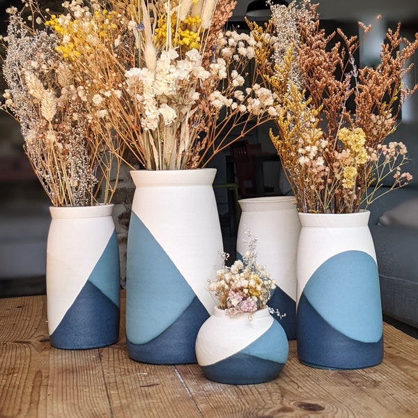 Vase artisanal bleu en céramique, grès, pour fleurs fraiches ou séchées, un vase décoratif au design épuré, fabriqué à la main en Bretagne.