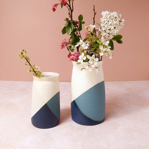 Vase artisanal bleu en céramique, grès, pour fleurs fraiches ou séchées, un vase décoratif au design épuré, fabriqué à la main en Bretagne.