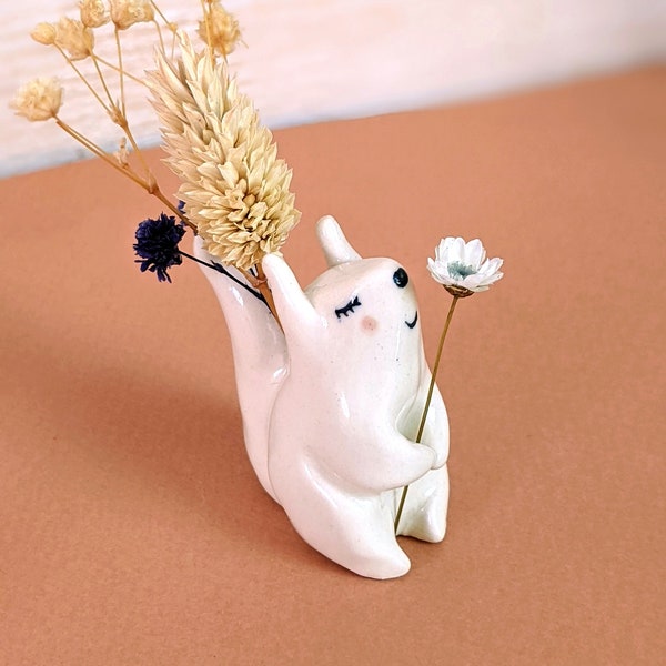 Figurine écureuil pique-fleur en céramique, mini vase artisanale pour brin de fleur séchée ou brindille, décoration intérieure, statuette.