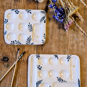 Palette d'aquarelle en céramique, motifs floraux et fabrication artisanale.  Accessoire pour peinture, joli cadeau pour les créatifs
