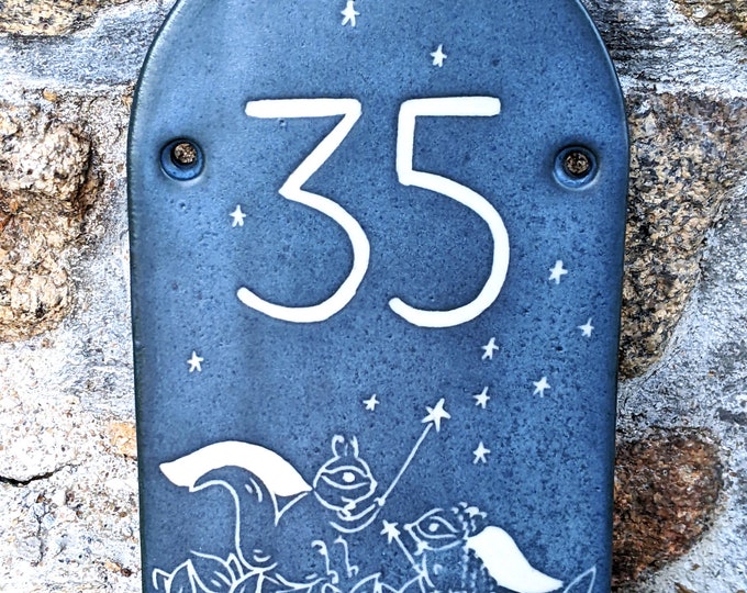 Plaque numéro de maison en grès - Les gardiens