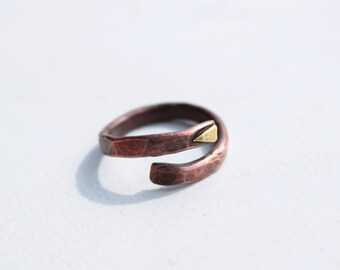 copper adjustable ring with brass triangle - statement ring unisex - verstellbarer brutalistischer Kupferring mit Messingdreieck