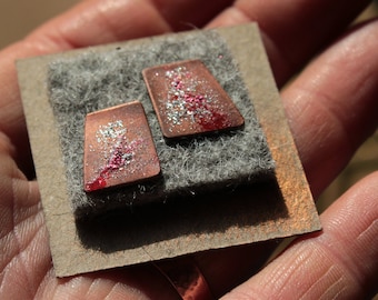 Stardust copper stud earrings - trapezoidal - glitter enamel - red and silver