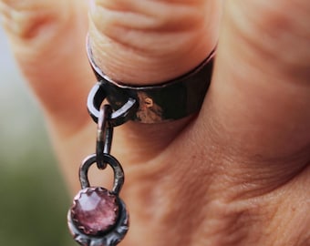 black dangle ring with charms, with rosecut strawberry quartz, copper opium wideband ring - schwarzer Ring mit Anhängern