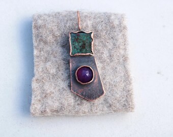 natural gemstone cuprite and violet agate in copper pendant, geometrical design- Cuprit und violetter Achat in Kupferanhänger, geometrisches