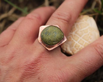 green stone ring inspired by nature - minimalist pebble ring - grüner Ring mit einem Kiesel