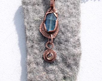 natural gemstone kyanite smoked quartz in copper pendant, sea and water drop - Kyanit und Rauchquarz in Kupferanhänger, Meer inspiriert