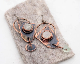 asymmetrical boho copper dangling earrings with titanium agate, primitive brut art design - Boho-Ohrhänger aus Kupfer mit Titanachat Mond
