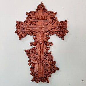 イエスの彫刻が施された木製の壁飾り